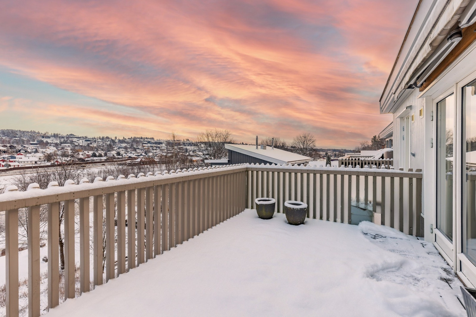 Fra stuen er det utgang til en romslig balkong på ca. 13 m². Galleribilde