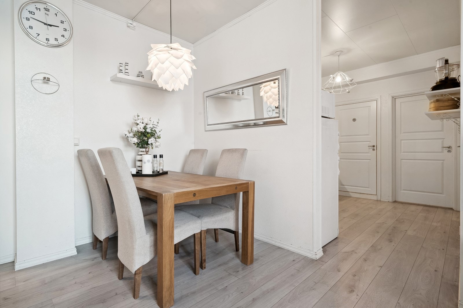 Spiseplass vegg-i-vegg mot kjøkkenet. Galleribilde