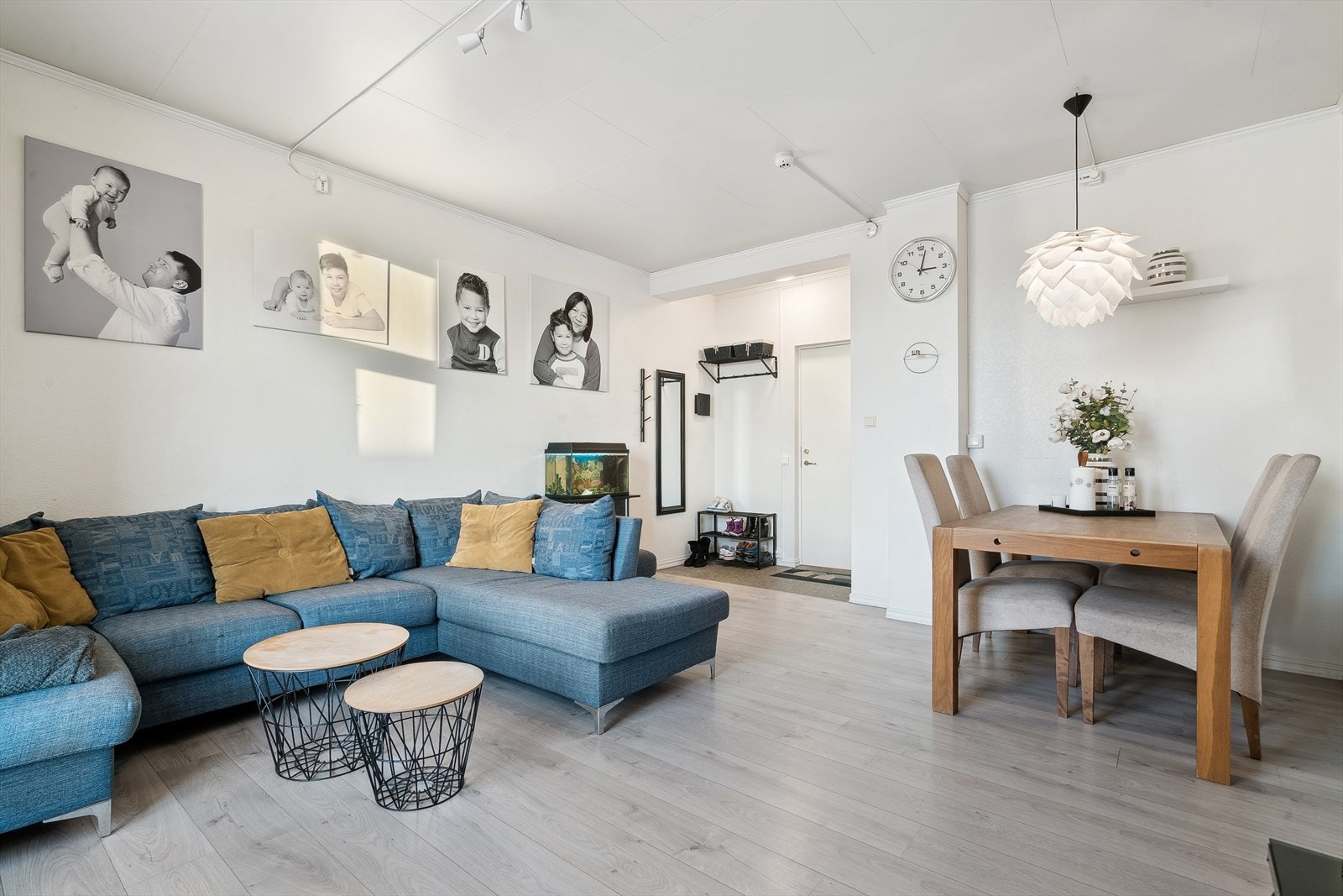 Fra stue mot døren som går til felles gang/entre. Galleribilde