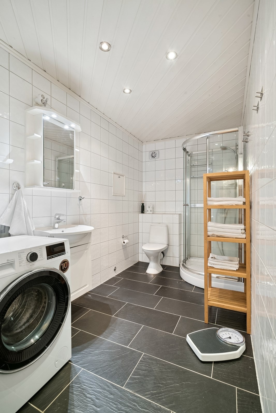 Det er plass til både vaskemaskin og tørketrommel på badet. Galleribilde