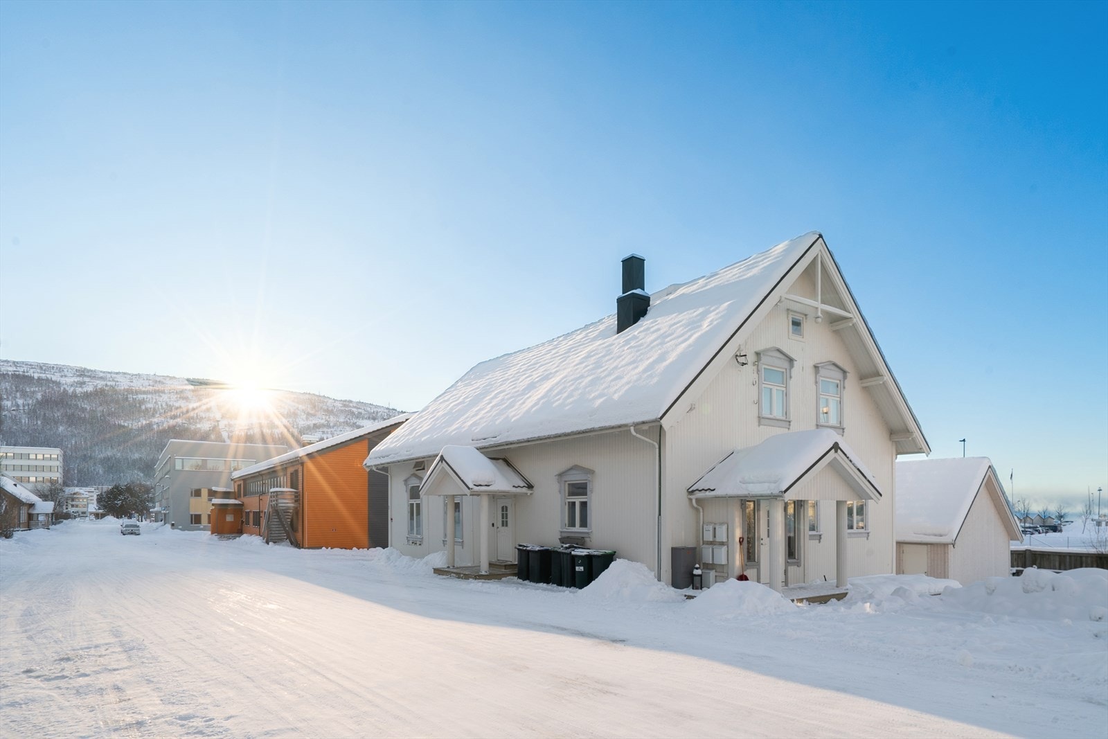 Eiendomsmegler Norge v/Tomi Christian Johansen, presenterer her en sjarmerende 3-roms andelsleilighet beliggende i 1.etg i ett ærverdig bygg i sentrum. Galleribilde