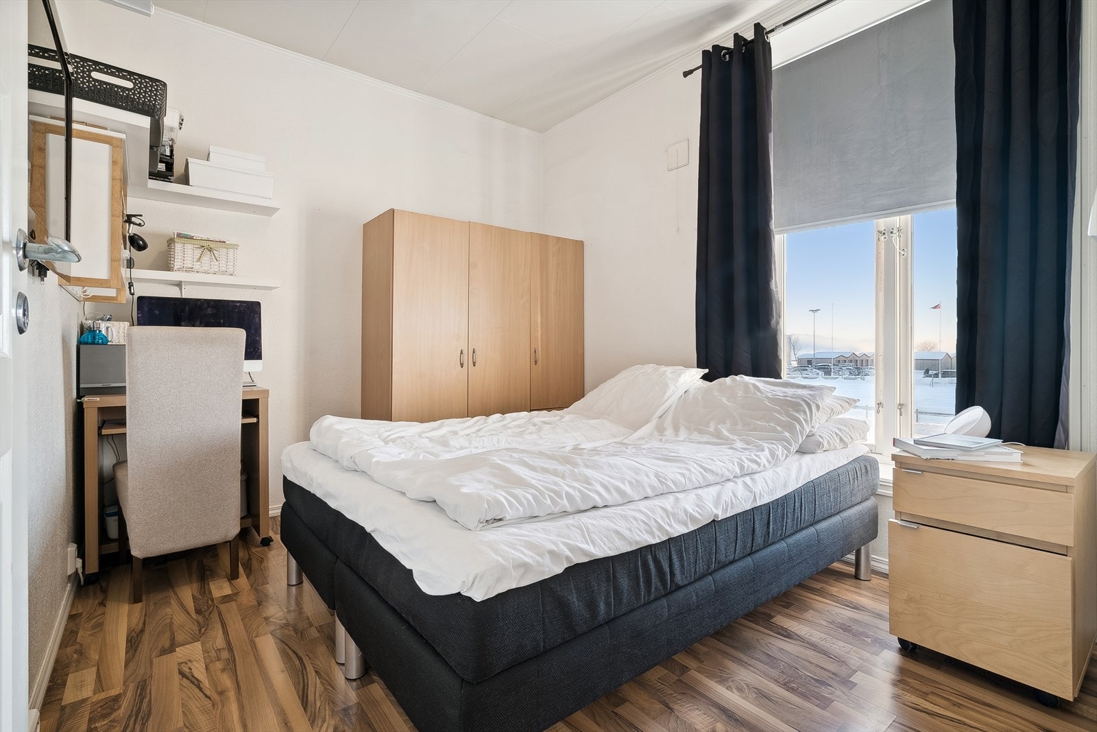 Soverom 1. Dette rommet er romslig av størrelse og innehar også ett stort vindu med svært godt lysinnsig. Galleribilde