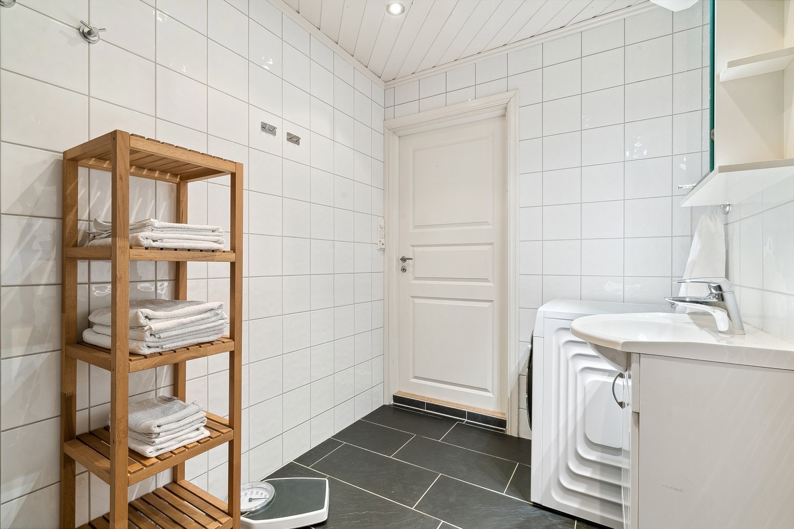 Badet er romslig av størrelse og innehar downlights i himling, samt varmekabler i gulv. Galleribilde