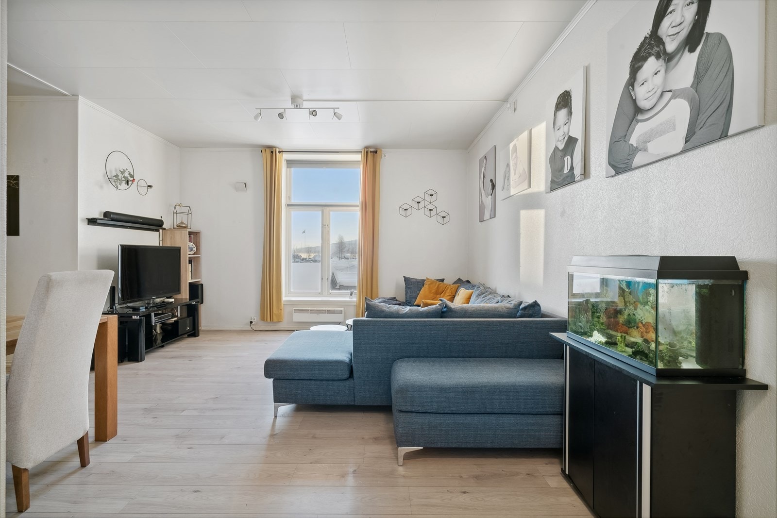 Fra stue mot de store vinduene som vender mot sør-vest. Galleribilde