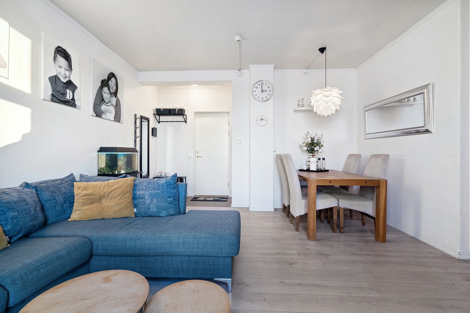 Fra stue mot dør til felles entre/gang. Galleribilde