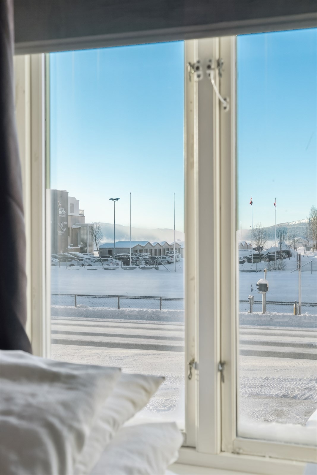 Utsikt fra leiligheten mot den koselige maritime havnen. Galleribilde
