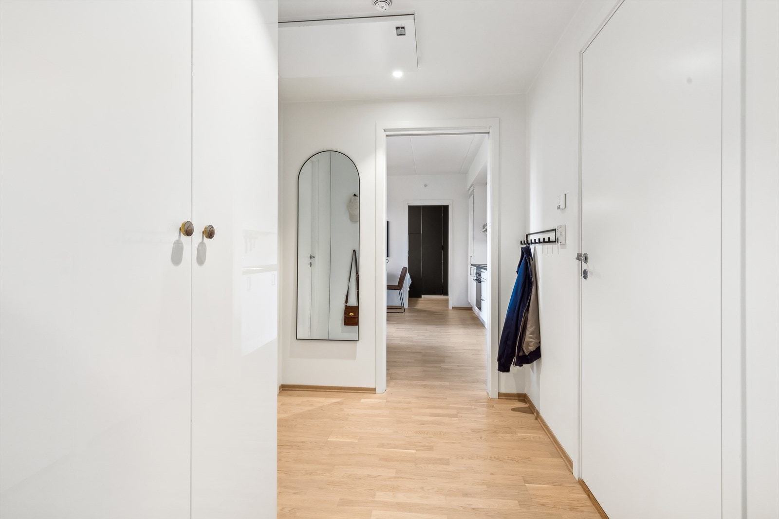 Den romslige størrelsen sørger for godt med plass til å organisere yttertøy og sko. Galleribilde