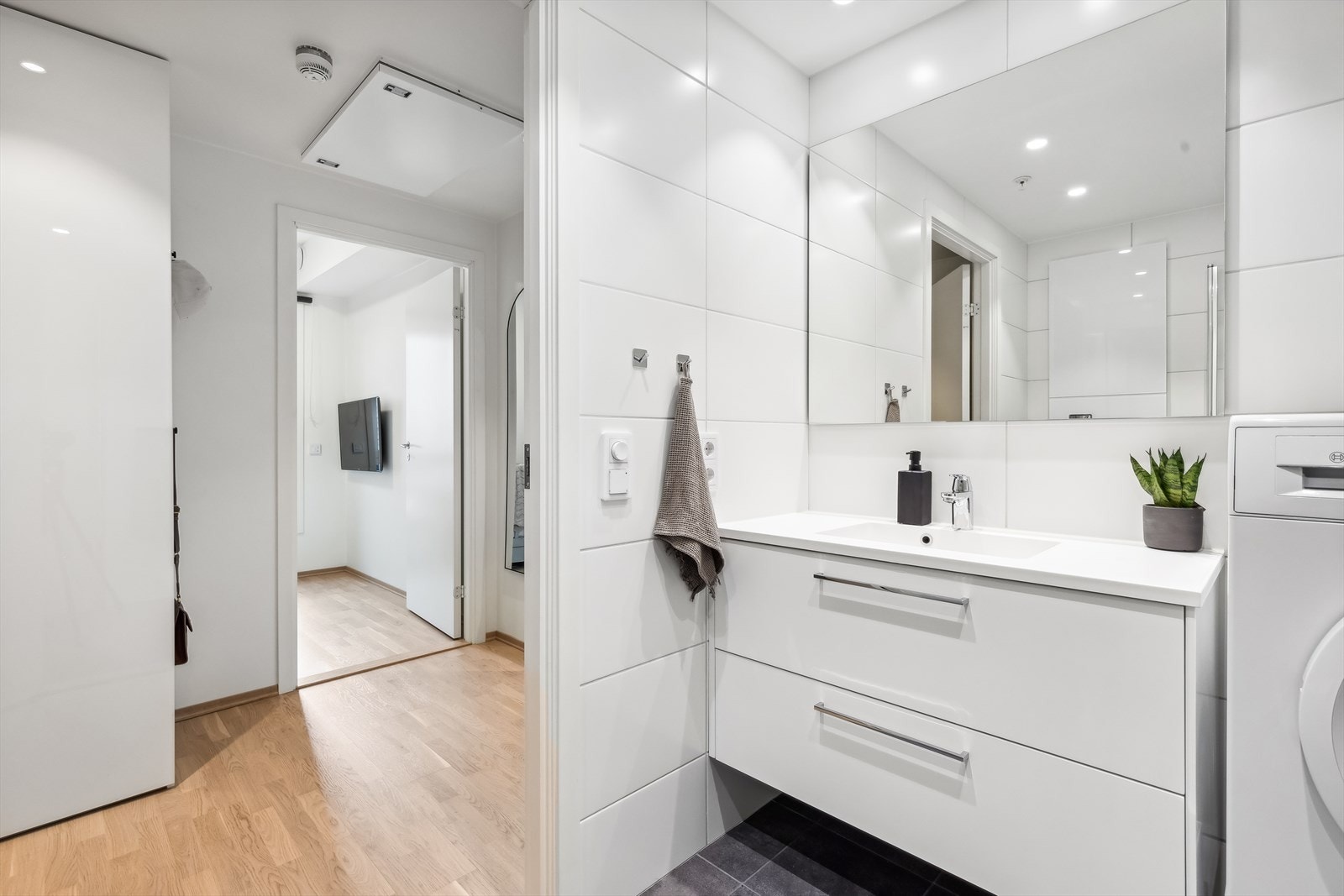 Pent bad med flisbelagte flater med behagelig gulvvarme og downlights i himling. Galleribilde