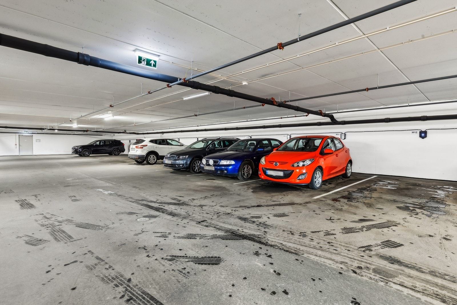 Leiligheten disponerer en garasjeplass med elbil-lader i byggets kjeller. Garasjeplassen er lett tilgjengelig med heis. I kjelleren finner du også en sportsbod som gir rom for ekstra lagringsplass. Galleribilde