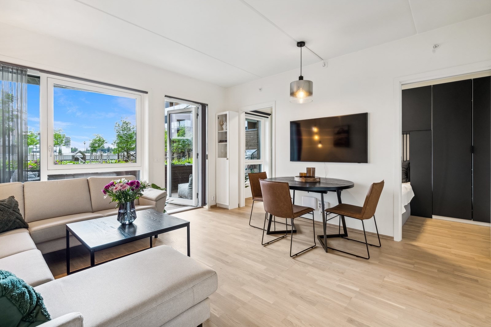 Fra stuen er det også utgang til en hyggelig overbygd terrasse der solfylte dager kan nytes. Galleribilde