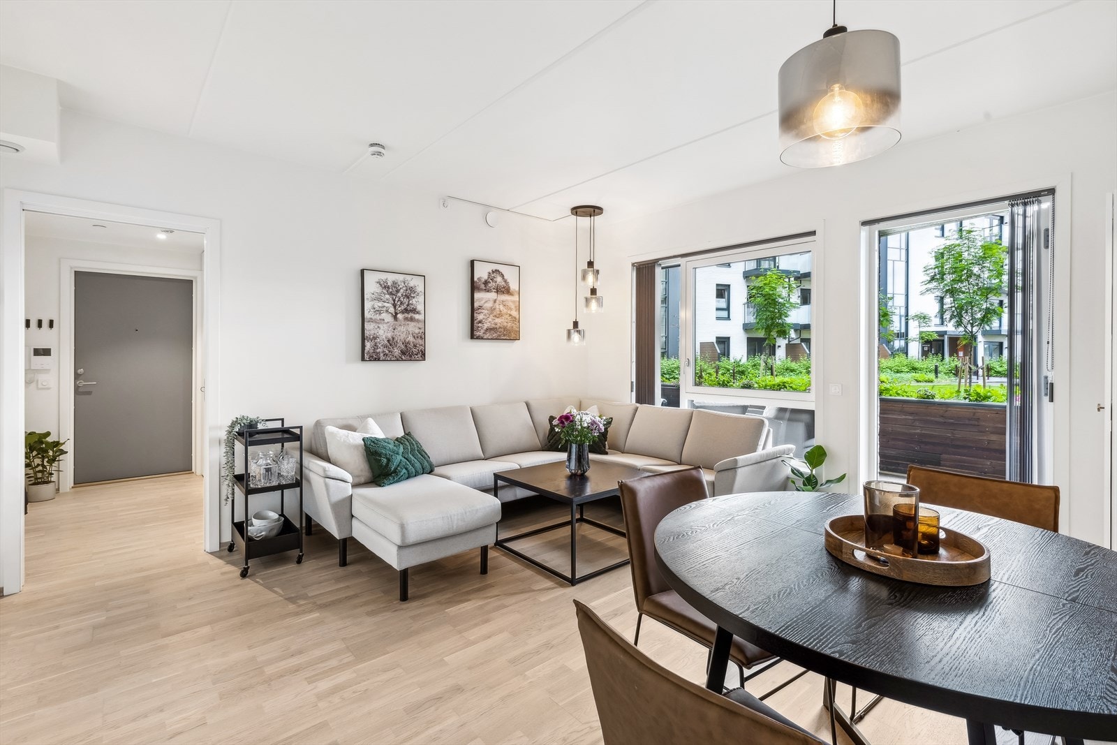 Store vindusflater sikrer et rikelig og vakkert lysinnslipp, noe som gir hjemmet en lys og luftig atmosfære. Galleribilde