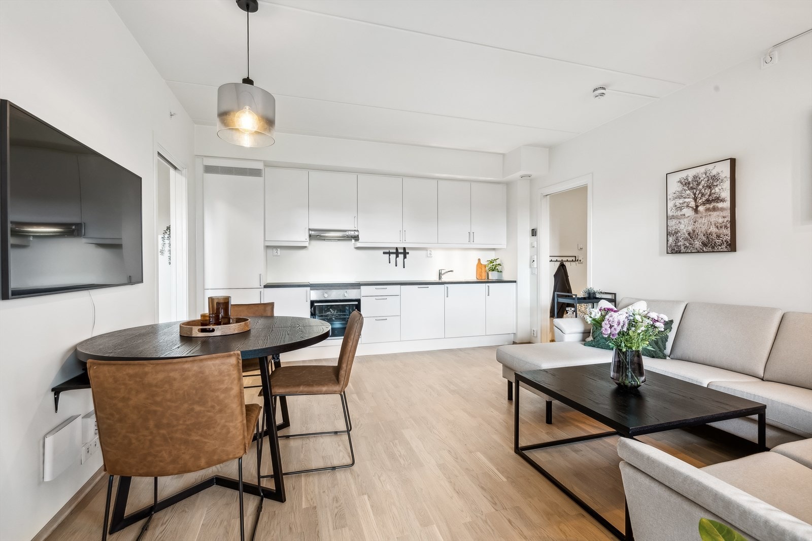 Romslig og elegant stue som har gir plass til både sofamøblement og spisegruppe. Galleribilde