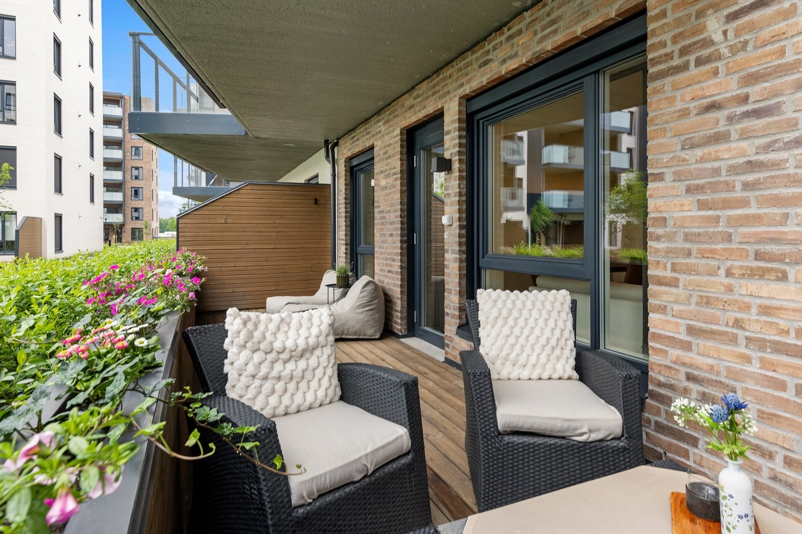 Den herlige terrassen har god plass til et elegant utemøblement. Galleribilde