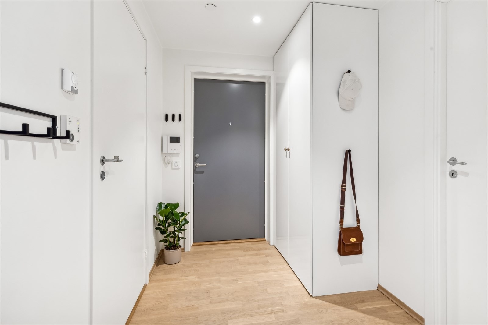 Her ønskes du velkommen av en innbydende og lys entré. Entréen er utstyrt med et moderne callinganlegg med kamera til felles inngangsparti. Galleribilde