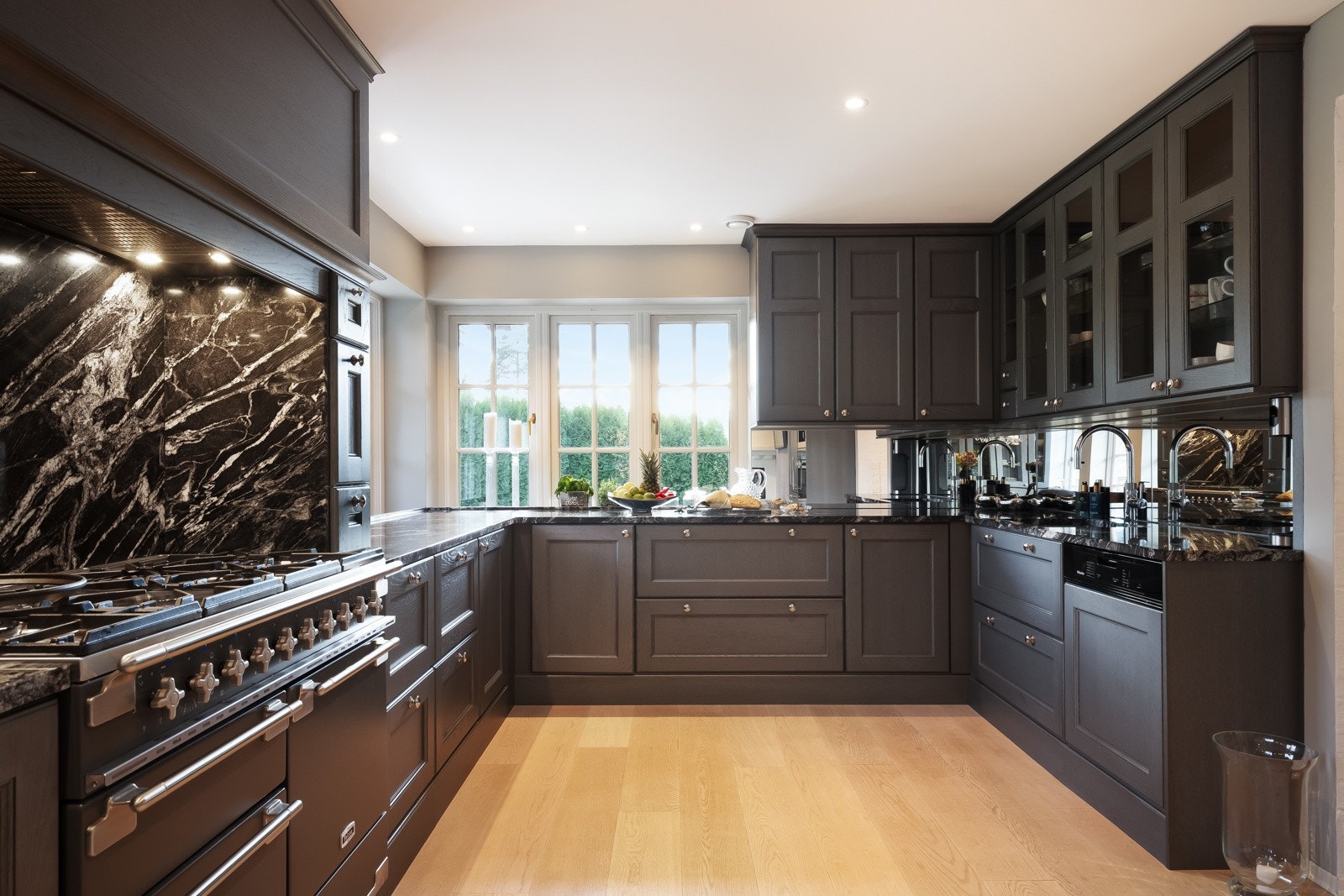 Kjøleskap fra Gaggenau og gassovn fra Falkon med 6 plater, 2 stekeovner og toast varmer. Øvrige hvitevarer er fra Miele. Galleribilde