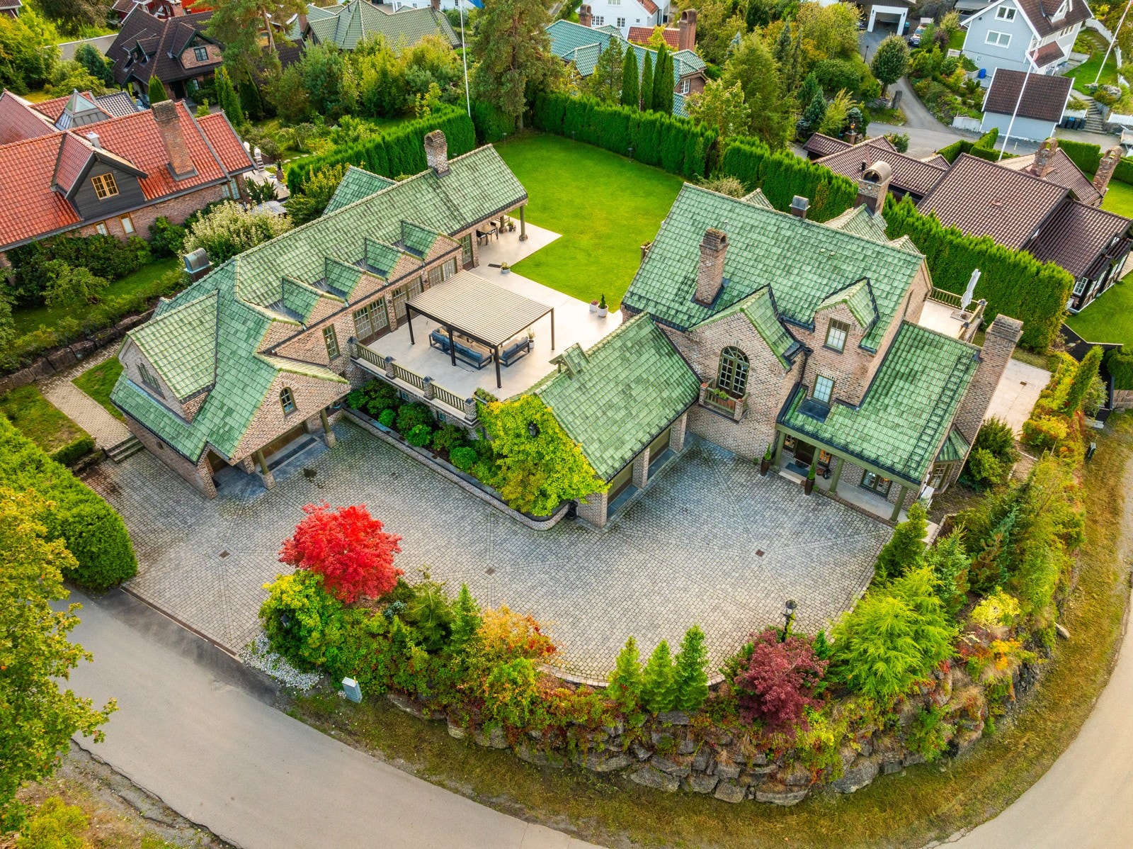 Eiendommen ligger i et særdeles attraktivt villaområde på nordsiden av Nesøya. Galleribilde