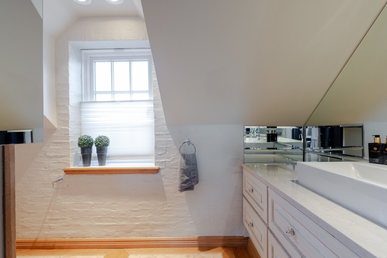 Pent bad med fliser og omramming i skibsgulv på gulv, samt fliser på deler av vegger. Galleribilde