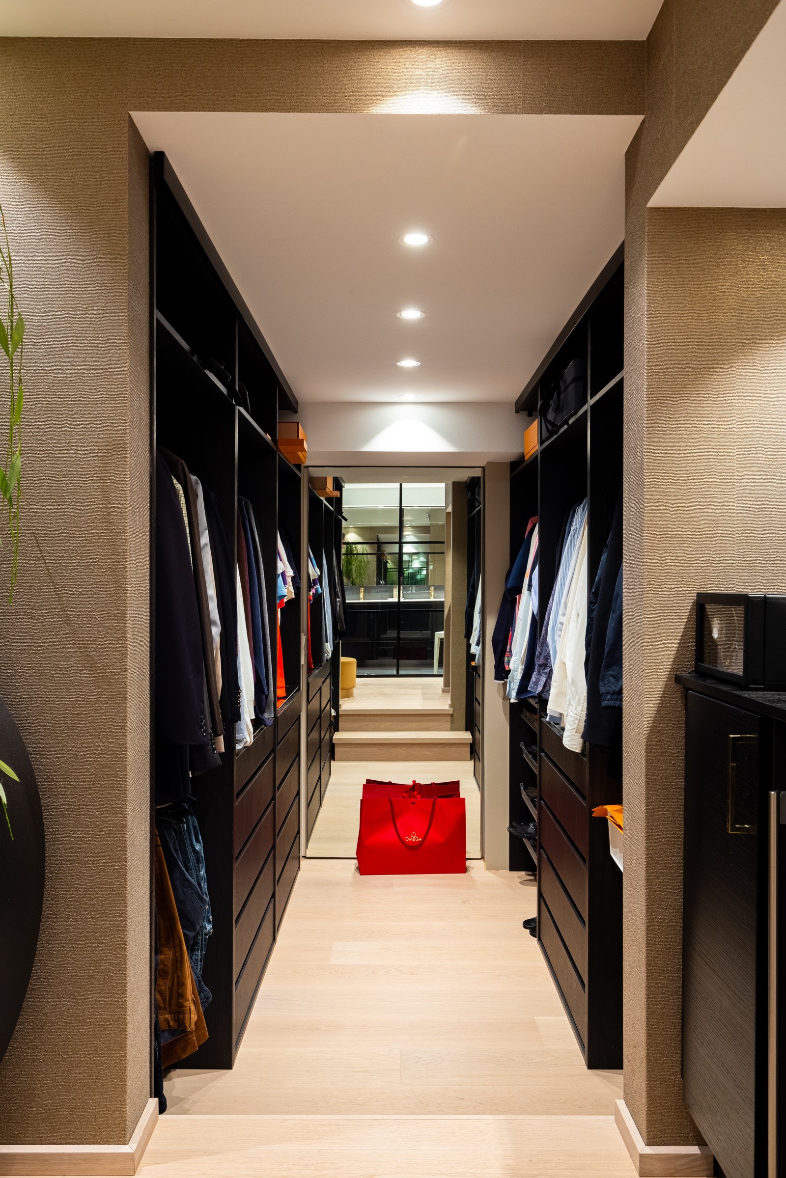 Herre walk-in med spesial tilpasset garderobe, speil foran utgangsdør og romføler for lys. Galleribilde