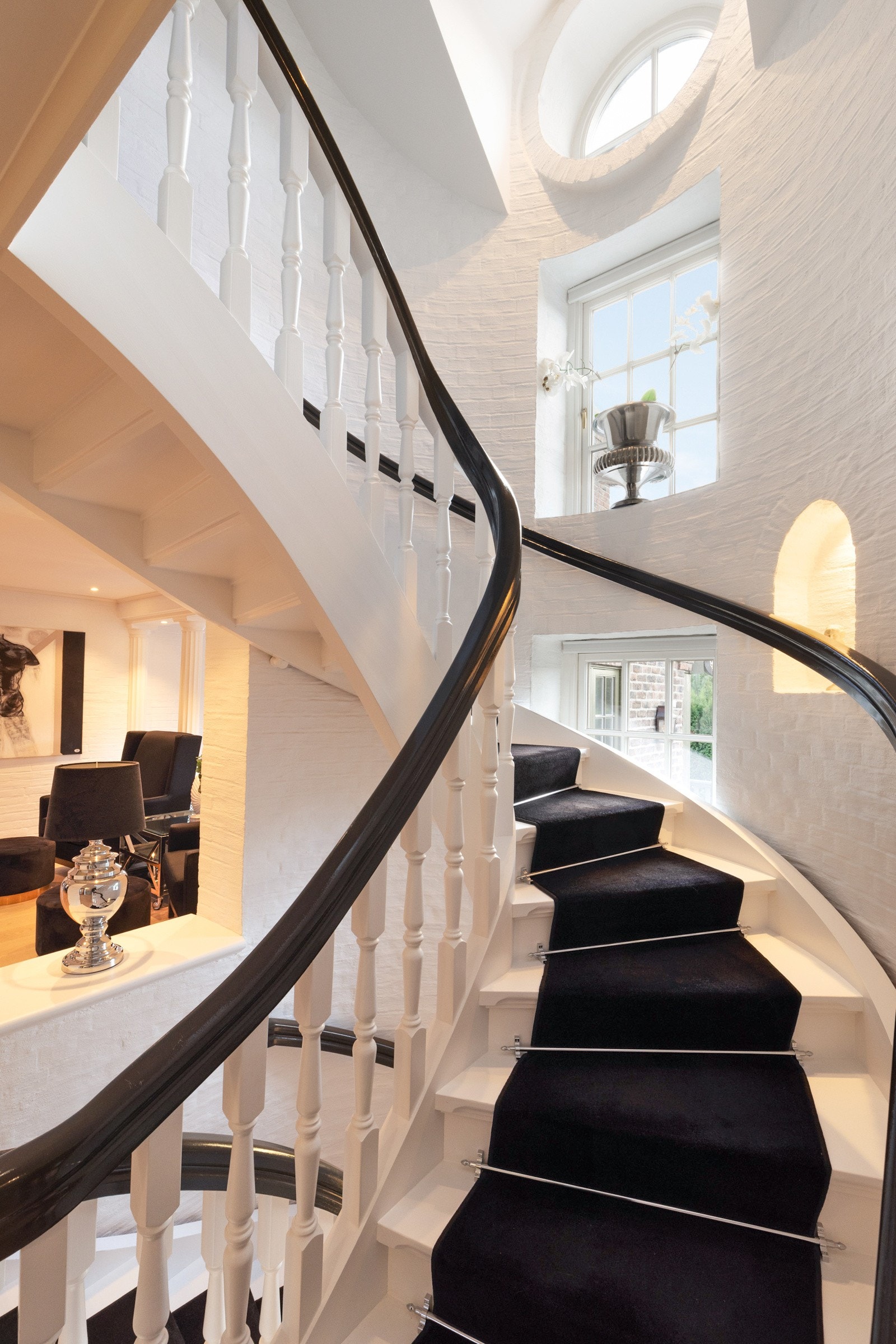 Nydelig trappeløp med flere vindusflater. Galleribilde