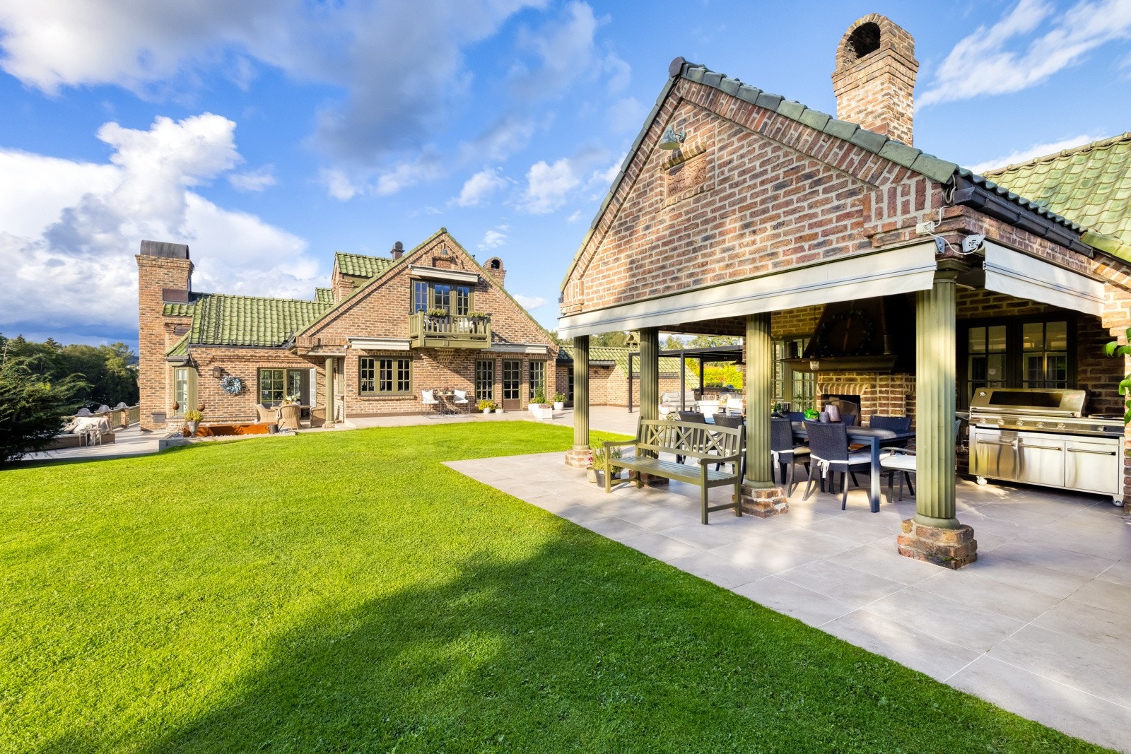 Solrik tomt på hele 1 697 kvm opparbeidet med stor gressplen, flislagte terrasser på over 300 kvm, steinlagt gårdplass og nydelig beplantning. Galleribilde