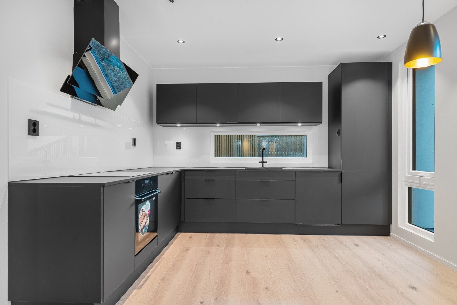 Kjøkken fra Designa med integrerte hvitevarer fra Gorenje Galleribilde