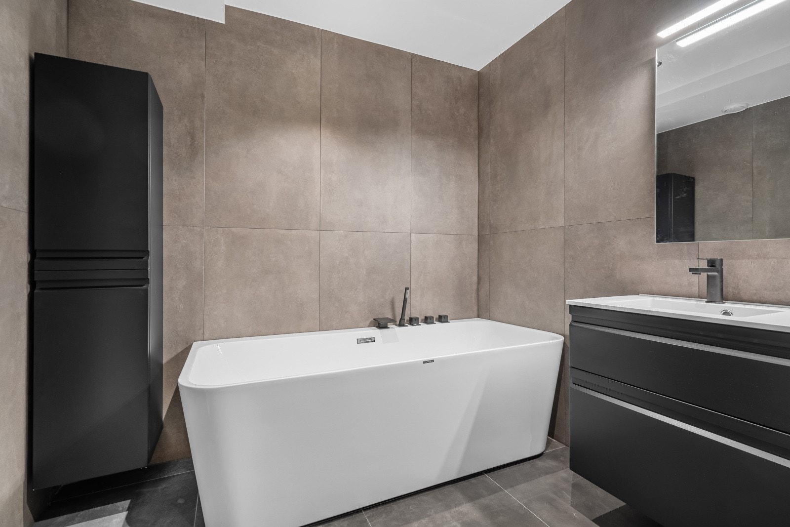 Pent, flislagt bad. Galleribilde