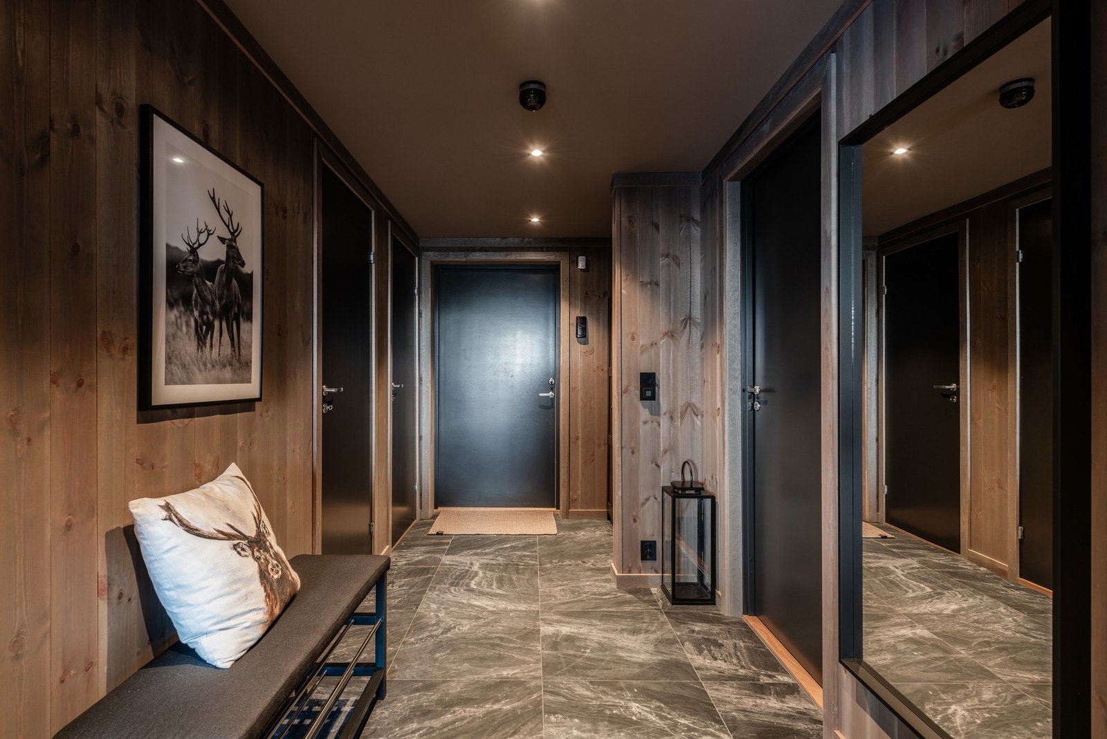 Entré: På veggene er det behandlet trepanel og lekre fliser med varme i gulvet. Galleribilde