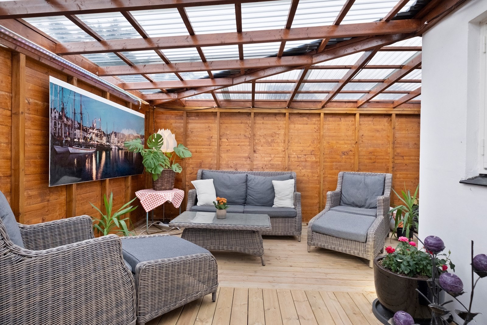 Romslig vestvendt hagestue. Galleribilde