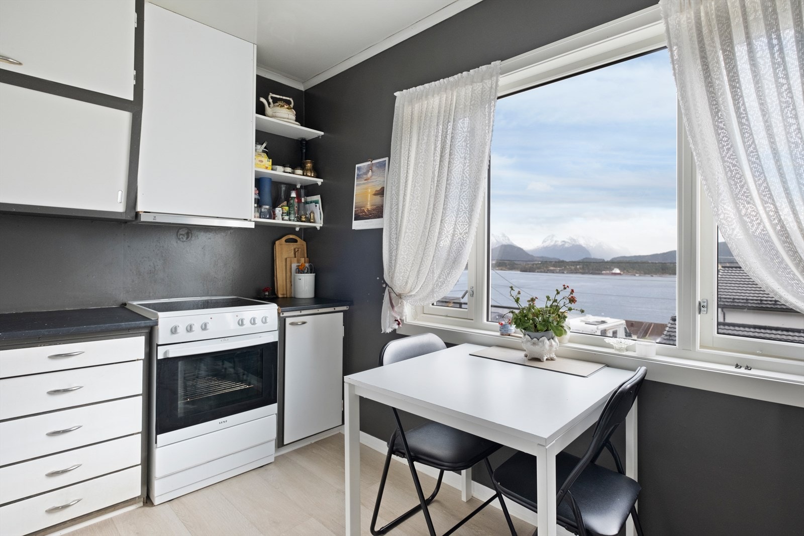 Flott utsikt fra kjøkken. Galleribilde