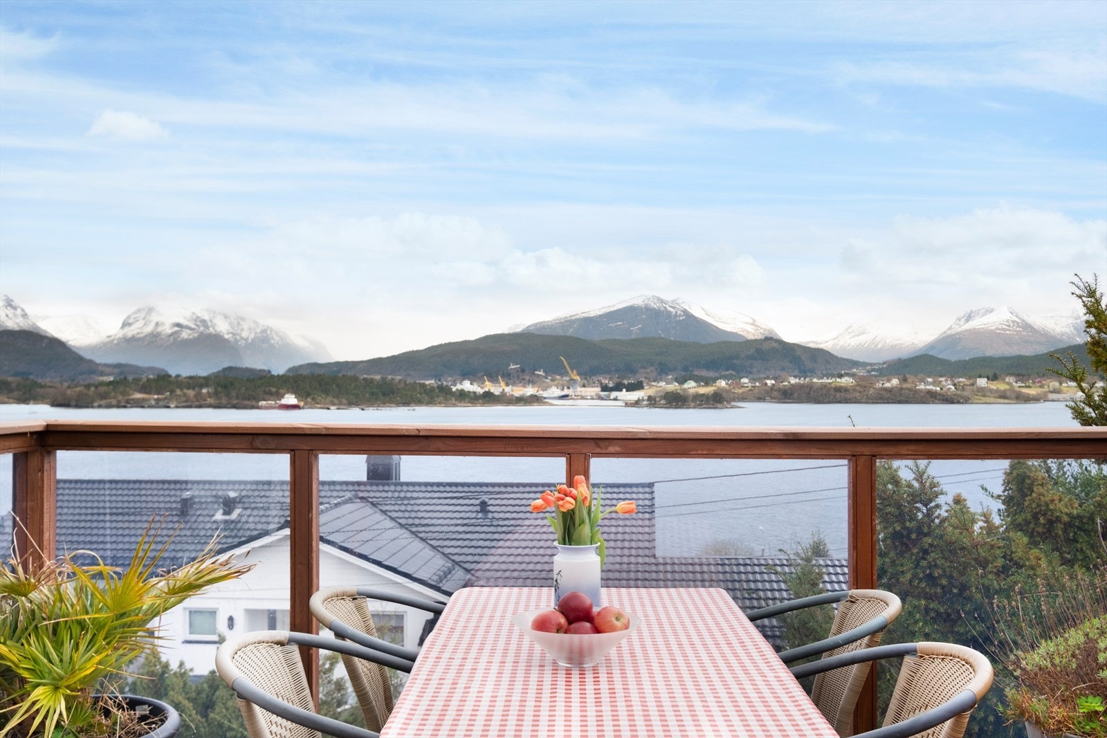 Utsikt fra terrasse. Galleribilde