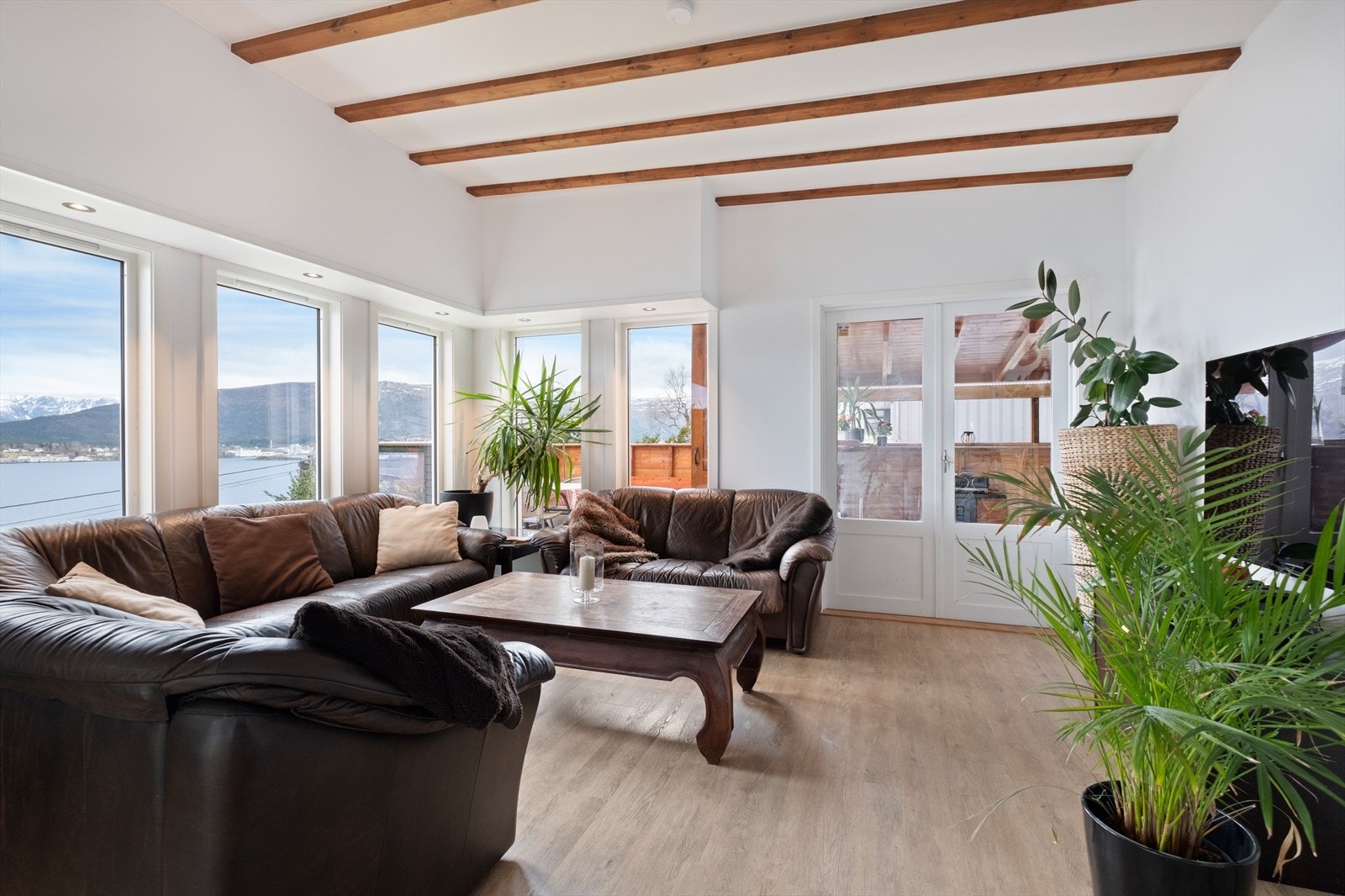 God takhøyde som gir en god romfølelse. Utgang til vestvendt hagestue og terrasse. Galleribilde