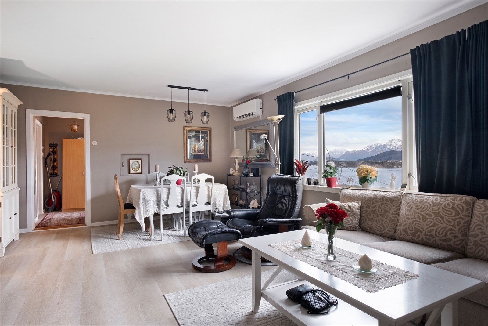 God plass til flere sittegrupper på stue. Varmepumpe. Galleribilde