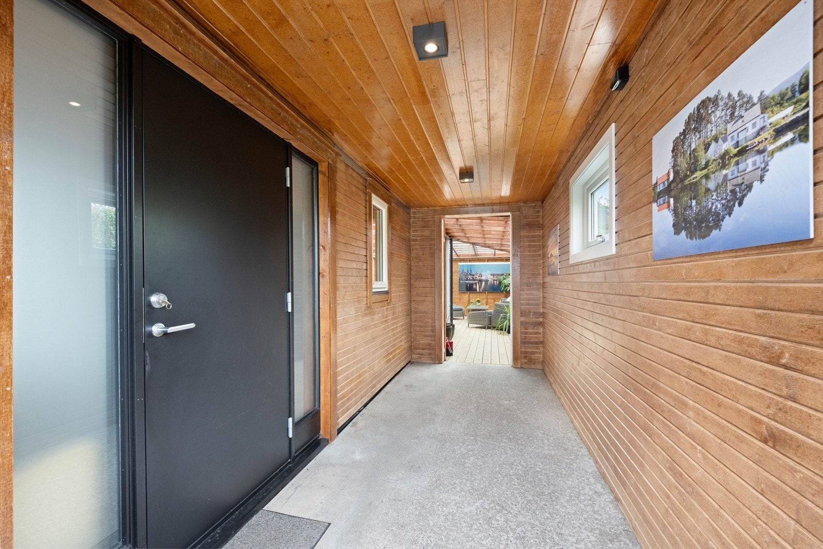 Overbygget inngangsparti mot nord. Galleribilde