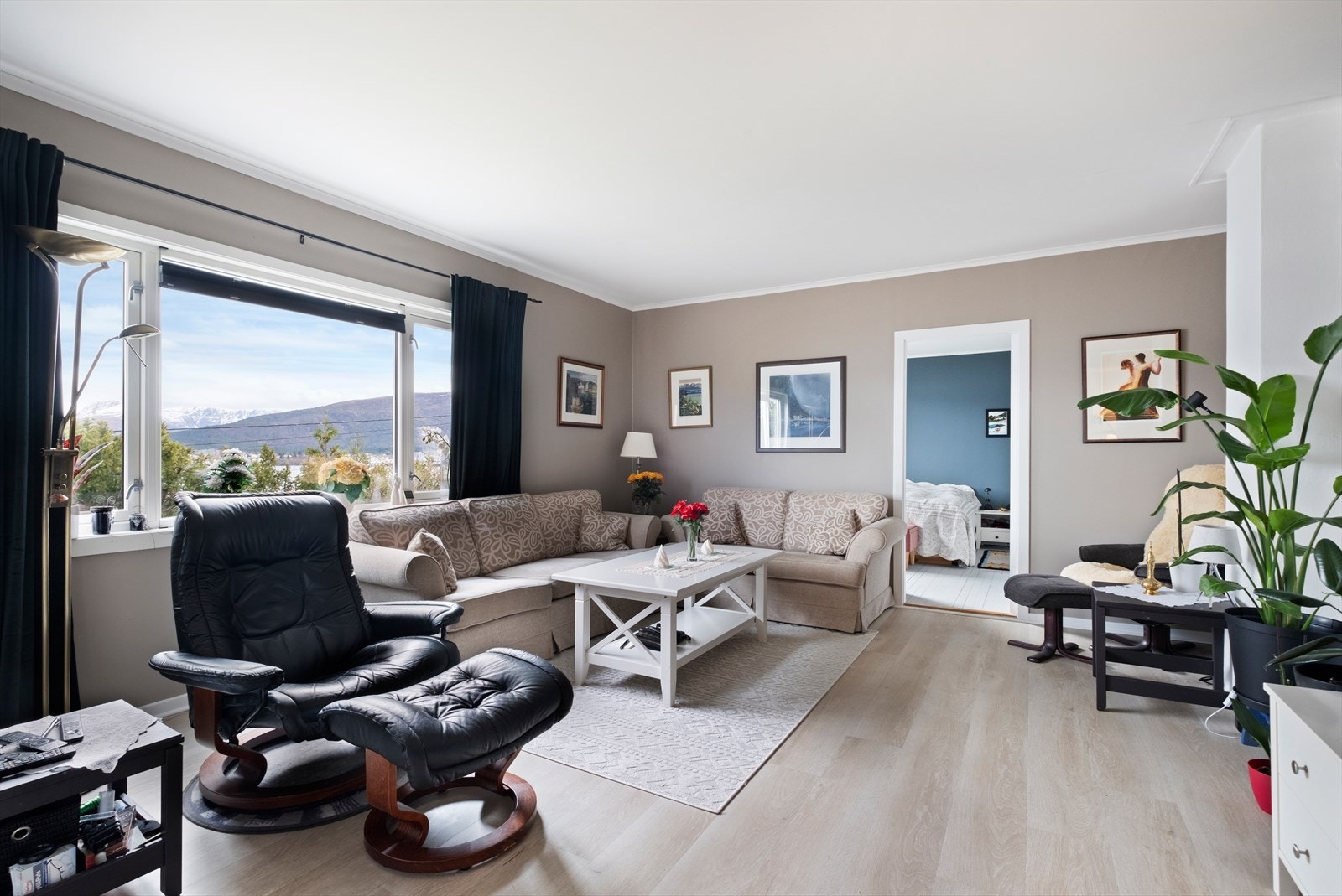 Romslig, lys og trivelig stue. Galleribilde