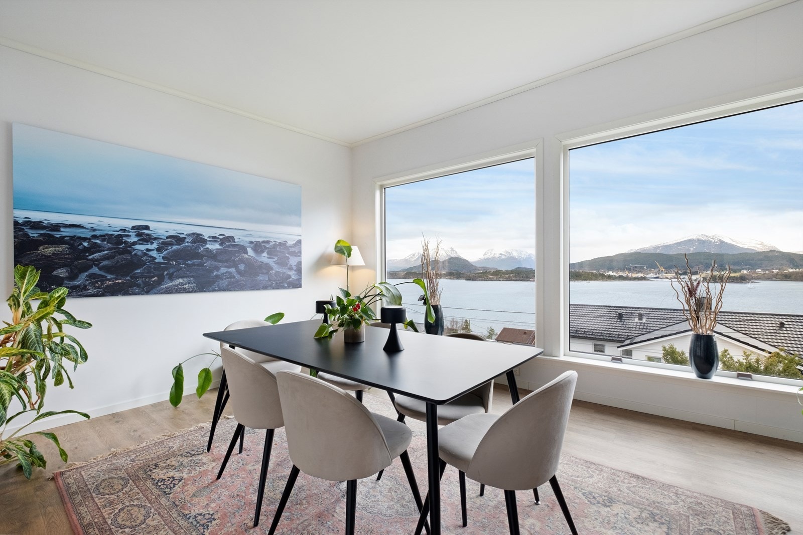 Stue med god takhøyde og store vinduer hvor den nydelige utsikten kommer til sin rett. Galleribilde