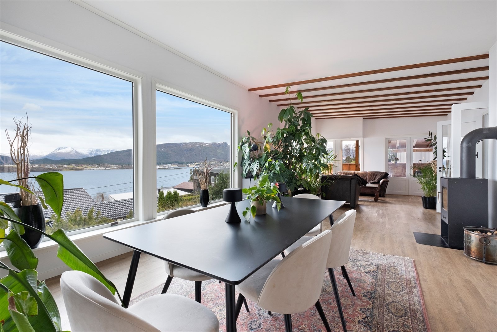 Romslig stue meg god tahøyde som gir en god romfølelse. Galleribilde