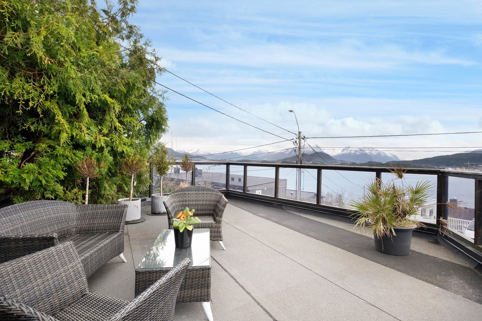 Terrasse med glassrekkverk på toppen av garasjen. Galleribilde