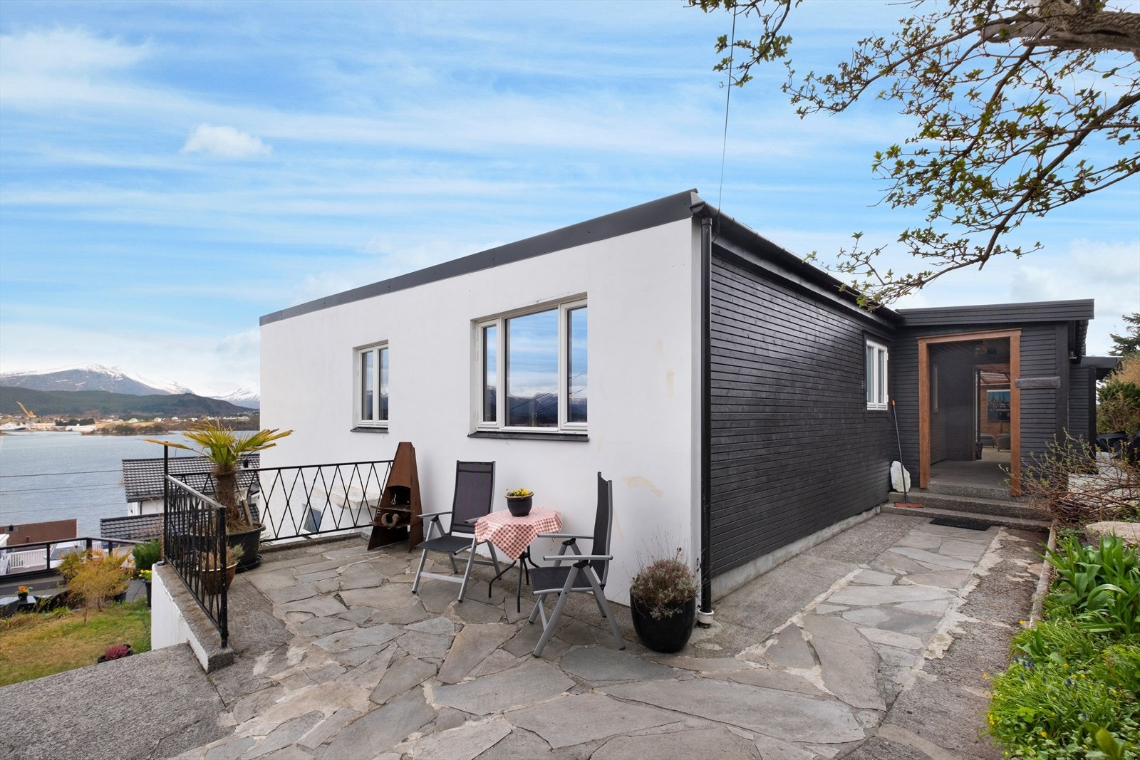 Inngangsparti. Galleribilde