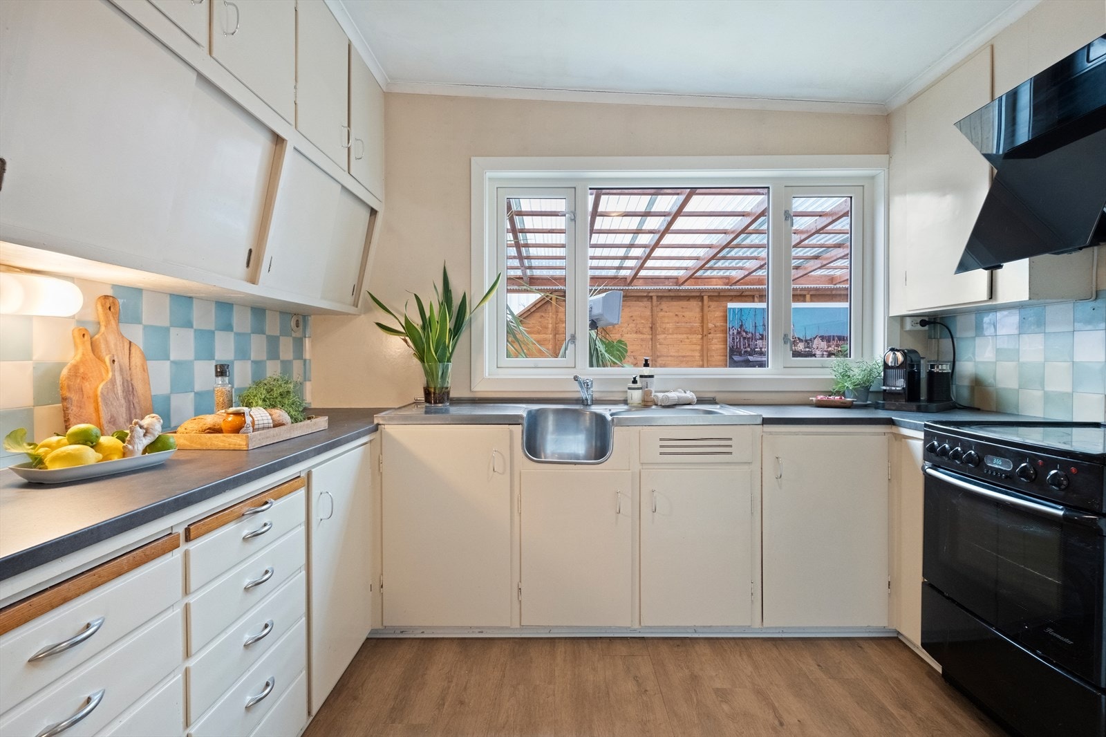 Det er lagt nyere laminat på gulv på kjøkken. Galleribilde