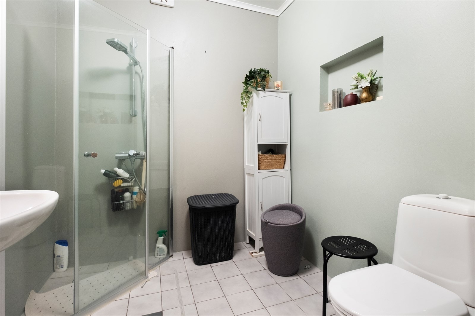 Badet har flislagt gulv. Galleribilde