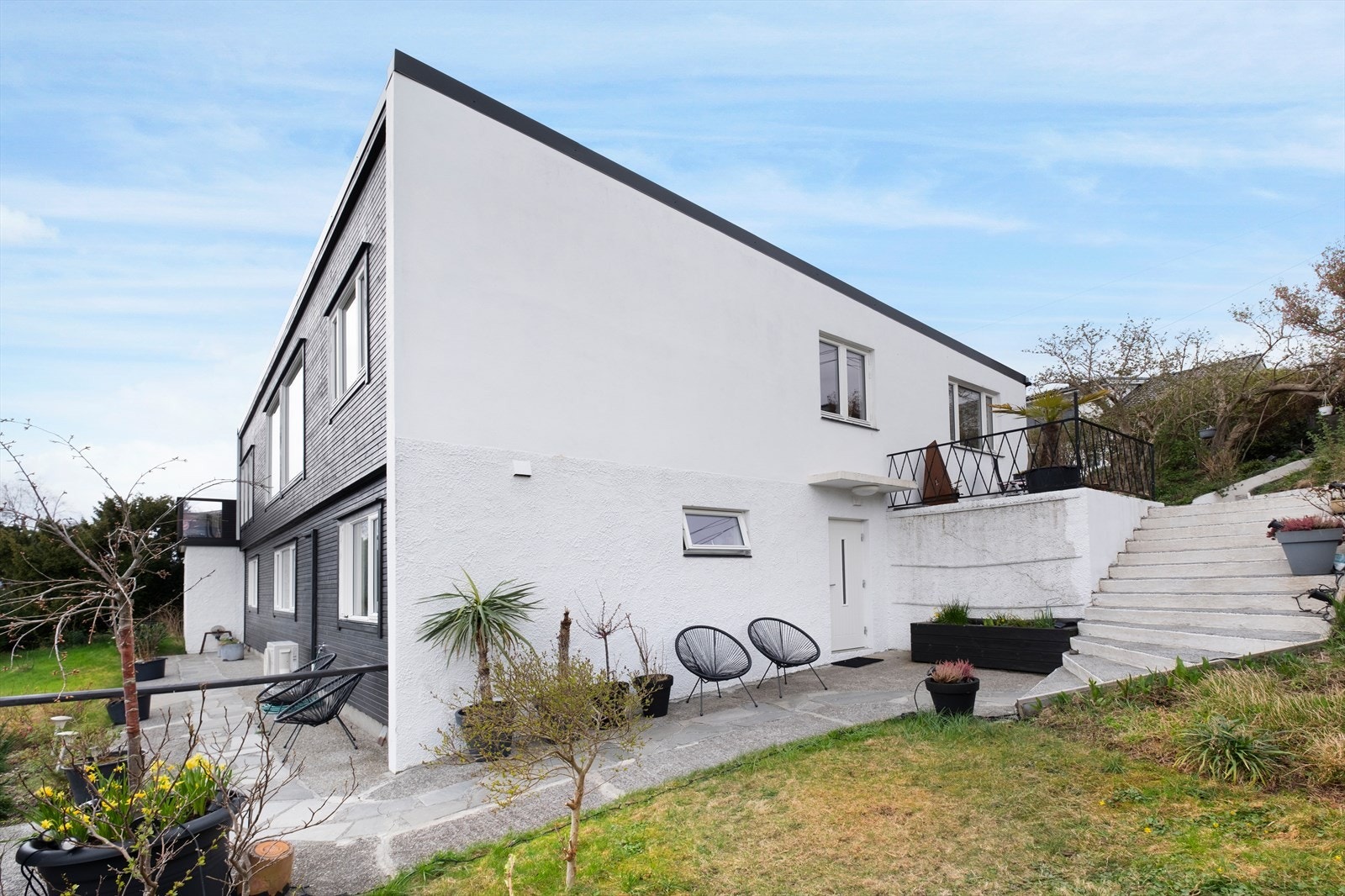 Inngangsparti til underetasje og utleieleilighet. Galleribilde