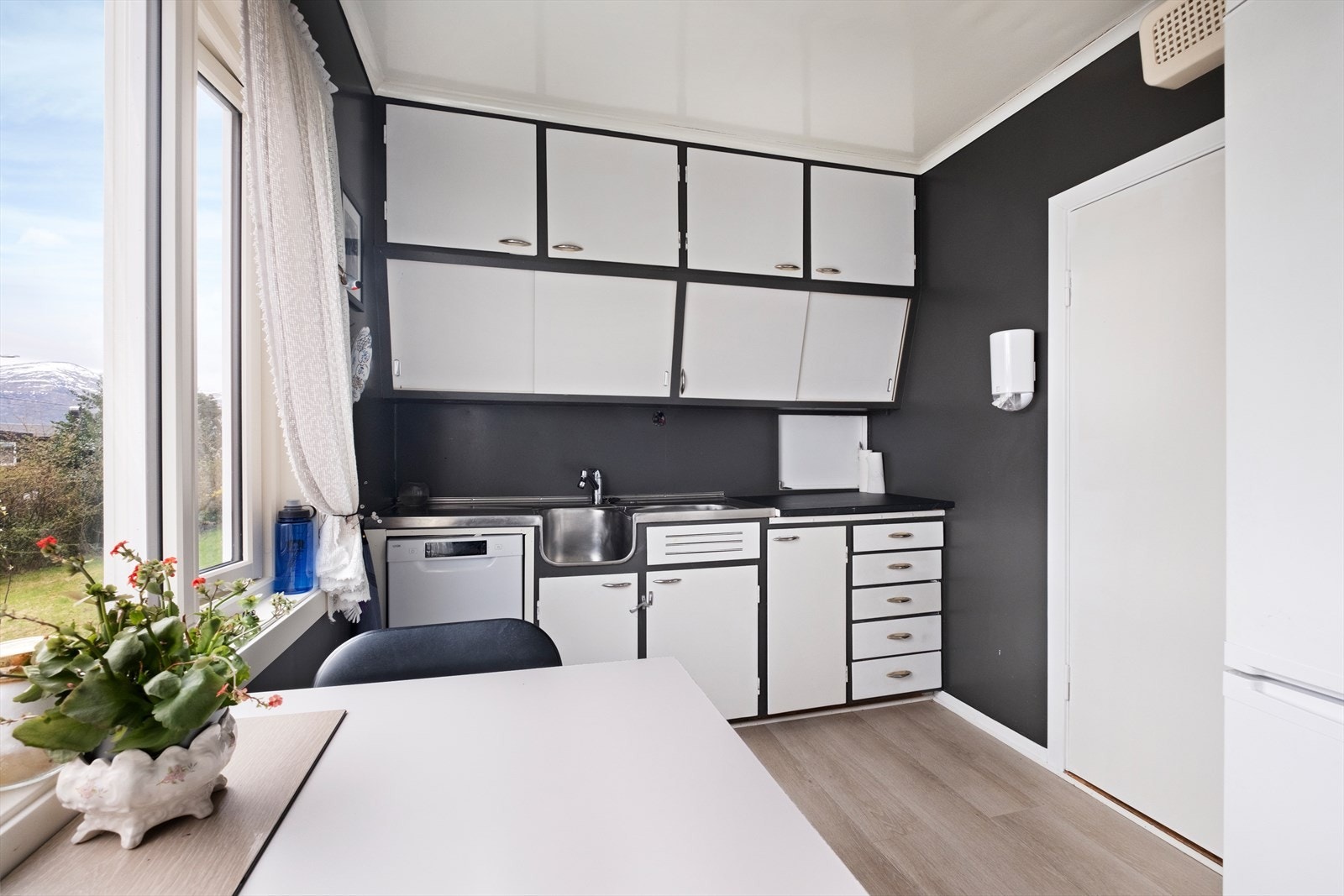 Eldre kjøkken i utleidel. Galleribilde