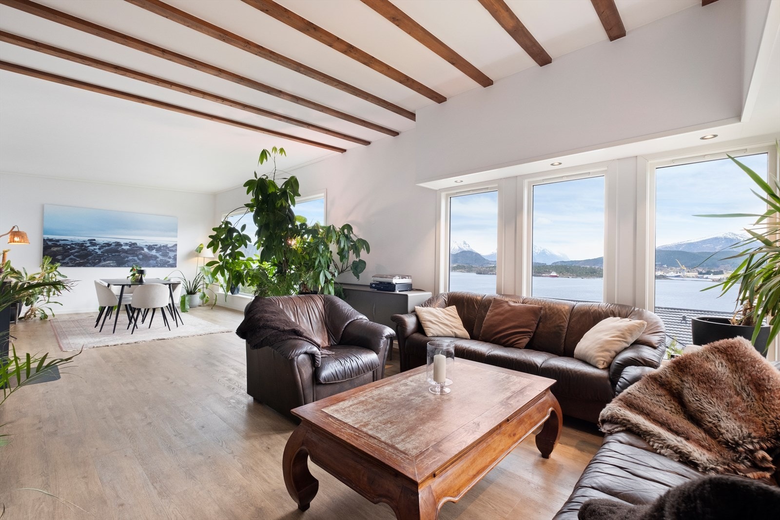 God plass til stor sittegruppe. Galleribilde