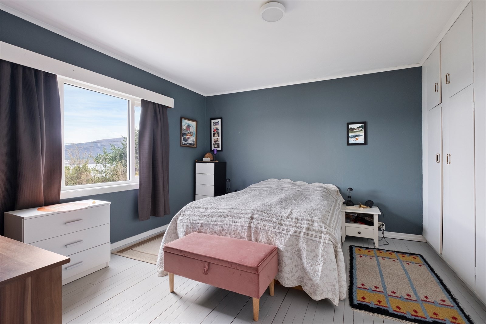 Soverom med integrert garderobeskap og god plass til dobbeltseng. Galleribilde