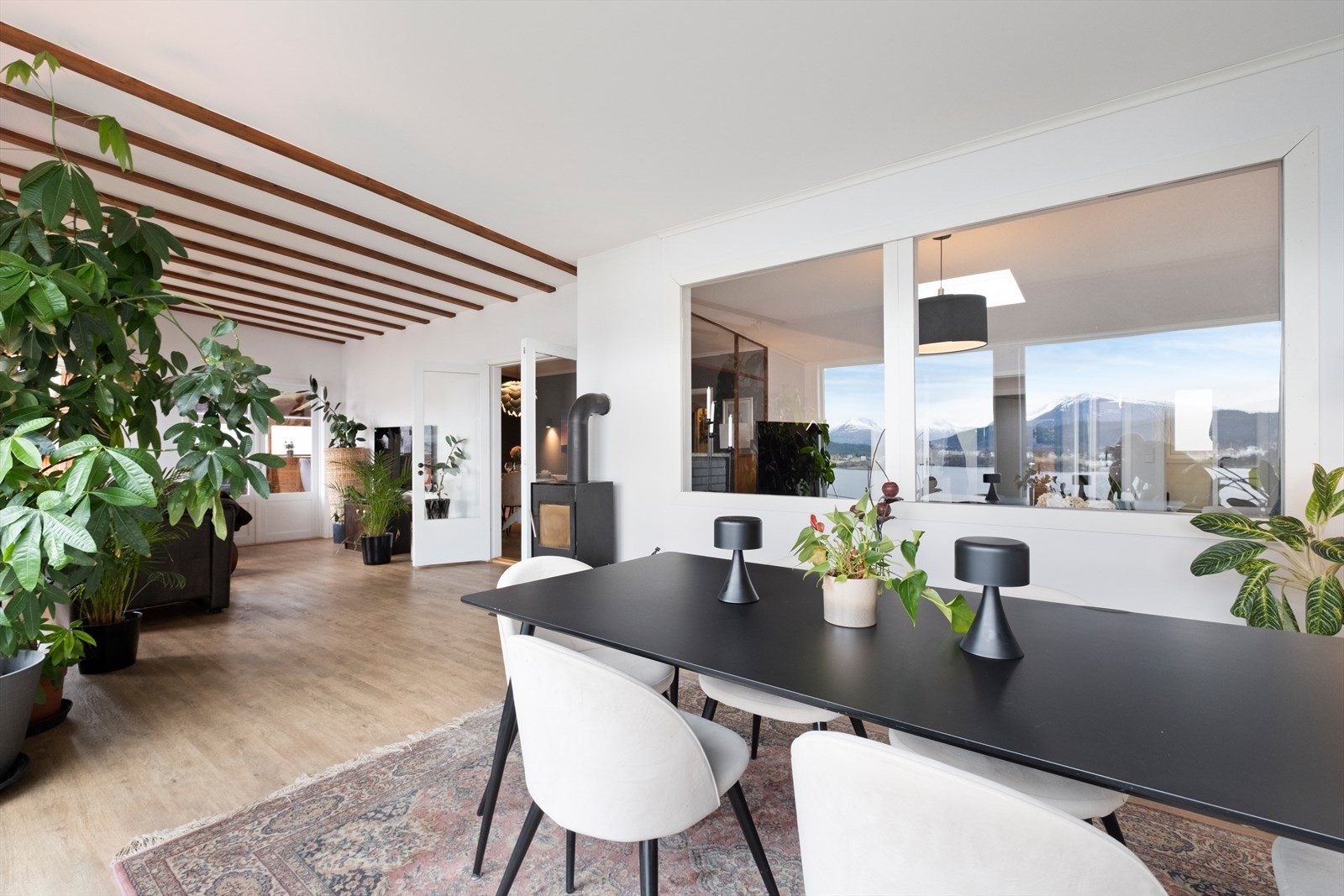 Stue med peisovn. Galleribilde