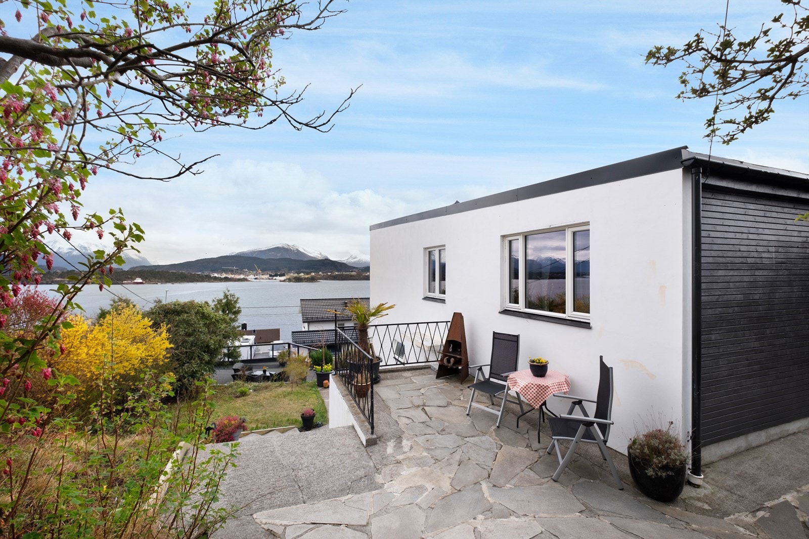 Tilkomst/terrasse øst. Galleribilde