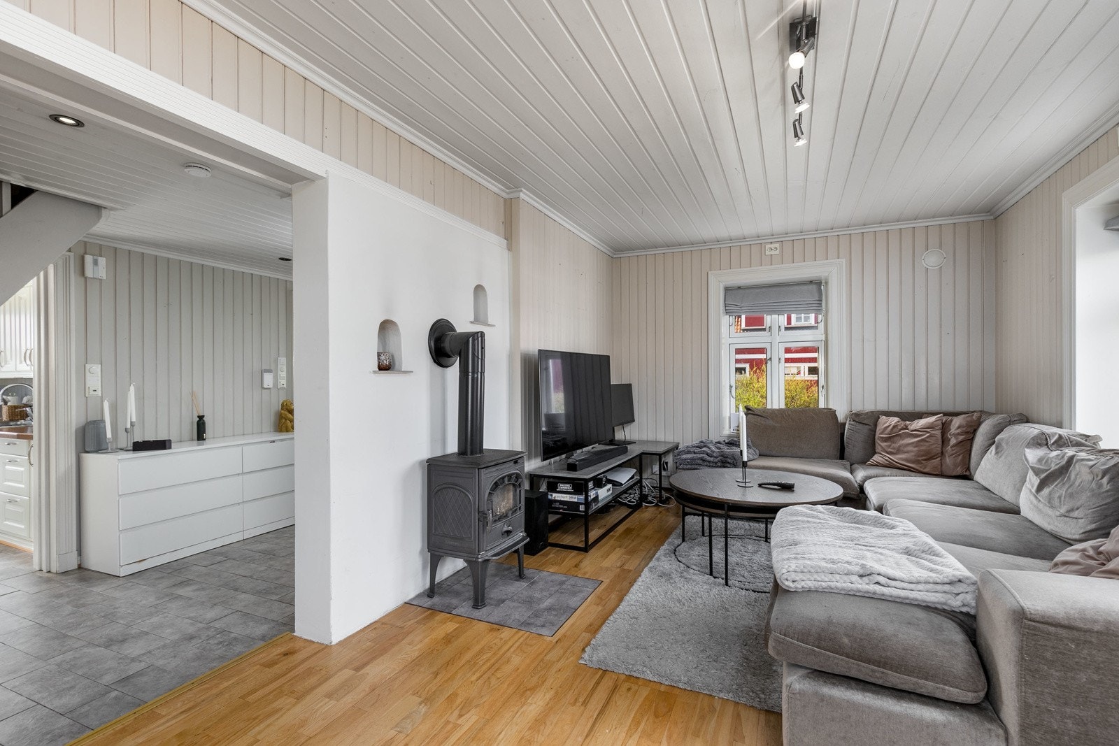 Det er montert en støpejernspeis på flislagt felt i stuen, samt luft-til-luft varmepumpe. Galleribilde