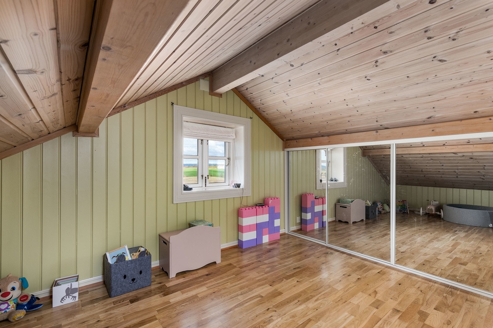 Boligen har to gode soverom i 2. etasje. Galleribilde