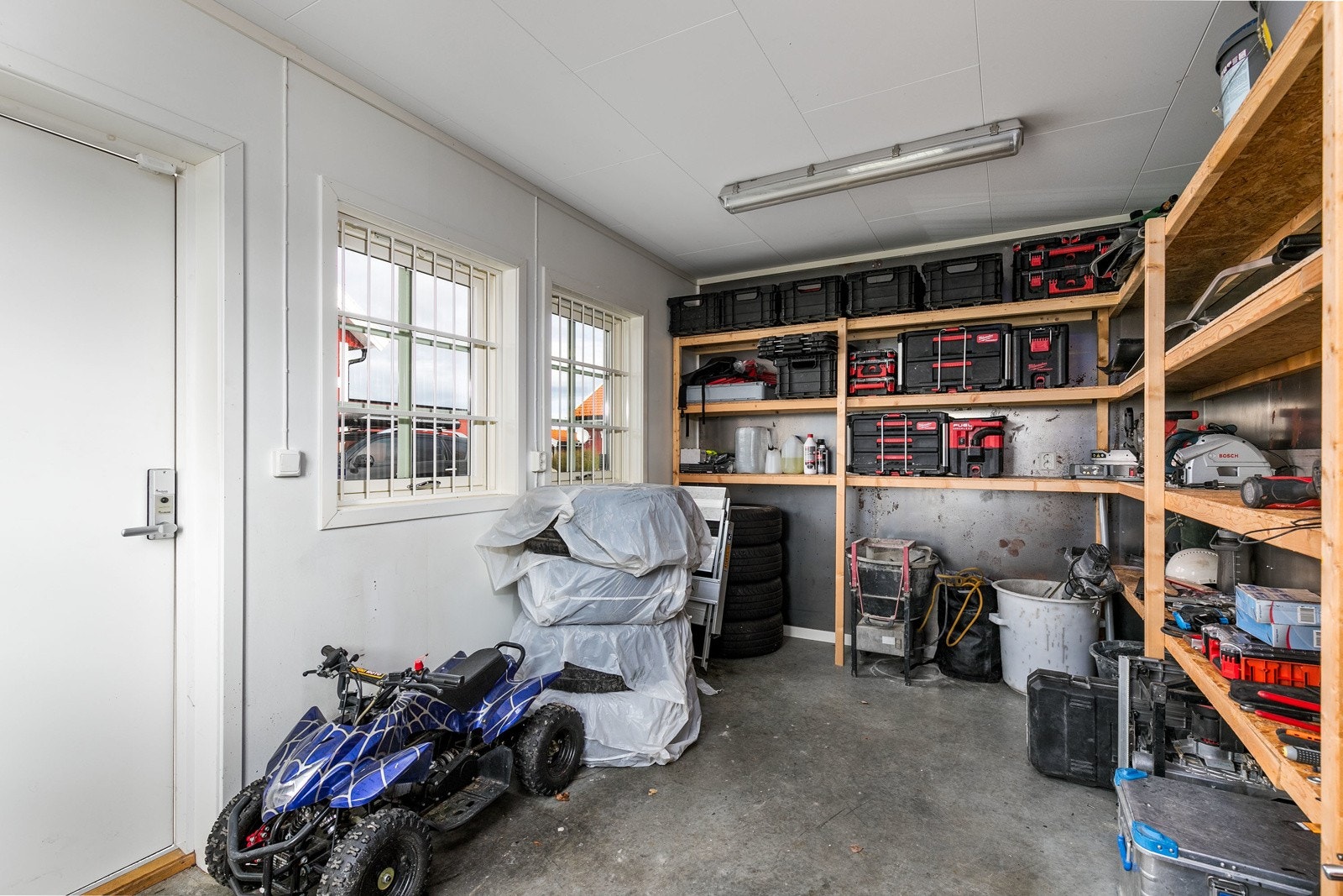 Sikkerhetslager i garasjebygg (stålplater i vegger + vindusgitter) Galleribilde