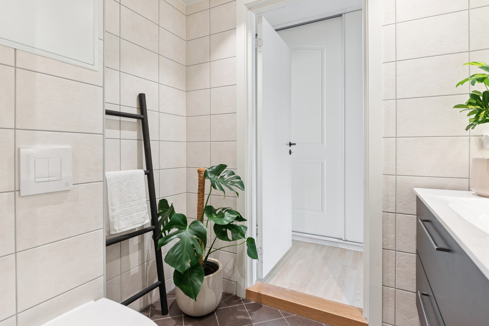 Baderom med varmekabler i gulv. Mekanisk avtrekk. Galleribilde